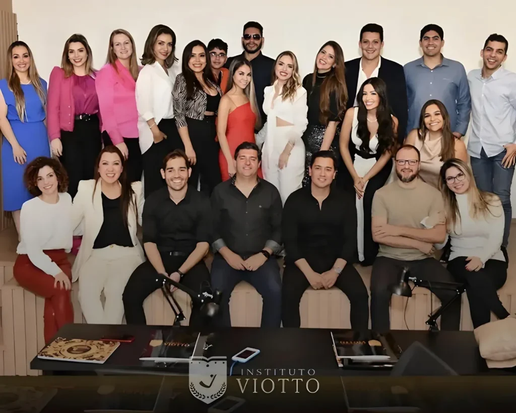 Cerca de 25 profissionais reunidos em uma foto de grupo no Instituto Viotto